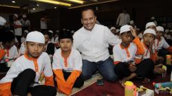 Aksi Sosial, Wika Gedung Buka Bersama Anak Yatim dan Bersihkan Masjid