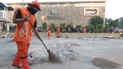 Pasukan Oranye Bersihkan Sisa Batu dan Sampah Pascaricuh 22 Mei