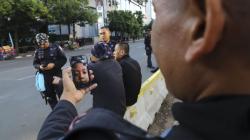 Momen Brimob Video Call dengan Keluarga saat Jaga Gedung Bawaslu