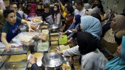 Jelang Lebaran, Penjual Kue Kering Diserbu Pelanggan