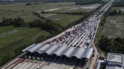 Suasana Antrean Ribuan Kendaraan di Gerbang Tol Palimanan