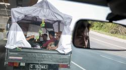 Potret Pemudik Pulang Kampung Pakai Kendaraan Bak Terbuka