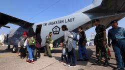 Pesawat Casa NC-212 TNI AL Antarkan Keluarga Prajurit Pulang Kampung