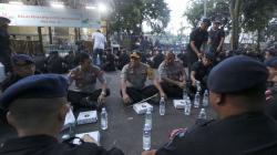 Buka Puasa Bersama Anggota Brimob, Kapolda Kalsel Duduk Lesehan di Jalanan