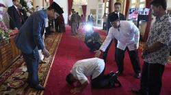 Pria Ini Sujud di Depan Presiden Jokowi saat Halalbihalal