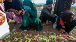 Suasana Haru Ziarah di Pemakaman Massal Korban Bencana Alam Palu