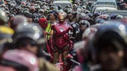 Aksi Superhero Hibur Pemudik Jalur Nagrek saat Terjebak Kemacetan