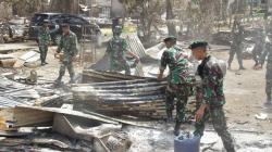 100 Personel TNI AD Bantu Bersihkan Puing Rumah Warga yang Dibakar di Buton