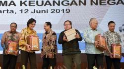 Senyum Para Menteri Terima Laporan Hasil Pemeriksaan BPK dengan Predikat WTP