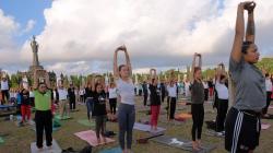 Ribuan Pesenam Mengikuti Peringatan Hari Yoga Internasional di Bali