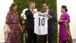 Bertemu Presiden Mauricio Macri, Jokowi Dapat Hadiah Jersey Timnas Argentina
