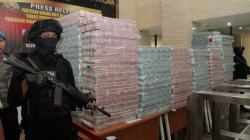 Tumpukan Uang Rp173 M Hasil Korupsi BBM PLN di Lobi Bareskrim Polri
