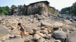 Musim Kemarau, Debit Air Sungai Ciliwung Menyusut