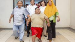 Sulit Napas, Satia Putra Bocah Obesitas Asal Karawang Tidur sambil Duduk<