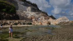 Tebing Obyek Wisata Pantai Melasti Bali Longsor akibat Gempa