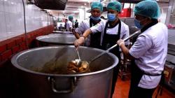 Melihat Koki Profesional Masak Makanan Khas Indonesia untuk Jamaah Haji