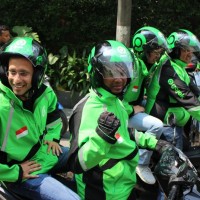 Ojol di Bali Disemprot Disinfektan Cegah Penularan Corona<