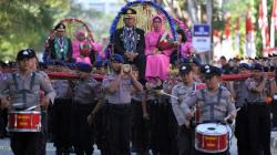 Wisuda Purnabakti, 13 Personel Polda Sultra Diarak dengan Adat Kansodaa