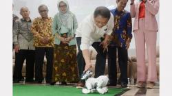 Buka Digital Talent Scholarship di Unhas, Rudiantara Disambut Robot Anjing