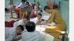 Tak Punya Meja dan Bangku, Siswa SD Negeri Bogor Belajar di Lantai
