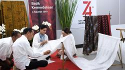 Rangkaian HUT ke-74 RI, Jokowi dan Iriana Ikut Membatik di Stasiun MRT