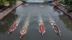 Serunya Festival Lomba Dayung Perahu Naga di Padang