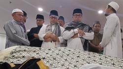 Momen Zulkifli Hasan Salatkan Jenazah KH Maimoen Zubair