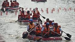 Serunya Lomba Balap Perahu Dayung Memeriahkan HUT ke-74 RI di Sungai Ciliwung
