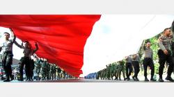 Ratusan Warga Bogor Mengarak Bendera Merah Putih Ukuran Raksasa