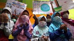 Ratusan Siswa SD Muhammadiyah Surabaya Doa Bersama untuk Korban Karhutla
