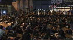 Demonstrasi Berlanjut, Ratusan Mahasiswa Bertahan di Depan Gedung DPR