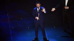 Momen Lionel Messi Angkat Trofi Pemain Terbaik FIFA 2019