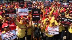 1.000 Ibu-Ibu Pelinting Rokok Minta Pemerintah Lindungi Segmen SKT di Indonesia