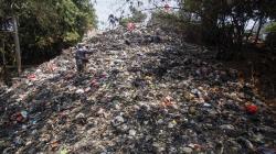 Penampakan Tumpukan Sampah Menggunung di Bantaran Sungai Ciliwung