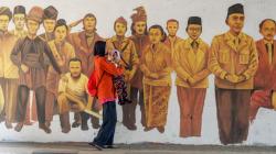 Mural Tokoh Pahlawan Nasional Hiasi Tembok Jalan Cipayung