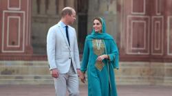 Potret Cantik Kate Middleton Pakai Hijab Kunjungi Masjid Bersejarah di Pakistan