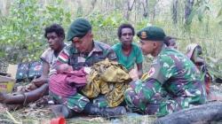 Momen Dramatis Prajurit TNI Bantu Persalinan Warga Papua di Tengah Hutan