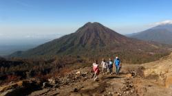 Jalur Pendakian Gunung Ijen Dibuka, Wisatawan Kembali Berdatangan