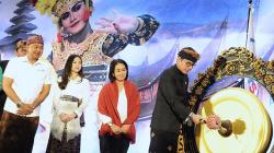 Wishnutama dan Angela Buka Indonesia Tourism Outlook 2020 di Bali