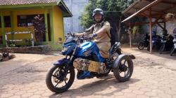 Potret Guru Penyandang Tunadaksa Tetap Semangat Mengajar