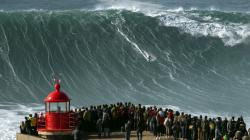 Aksi Peselancar Dunia di Atas Ombak Setinggi 30 Meter