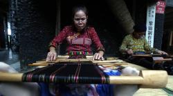 Melihat Kampung Suku Minoritas Li dan Miao di China