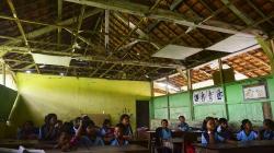 Siswa SDN 3 Grobogan Belajar dengan Kondisi Sekolah Rusak