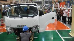 Presiden Jokowi Lepas Ekspor Perdana Isuzu Traga