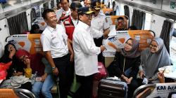 Menhub Tinjau Layanan Angkutan Natal di Stasiun Senen