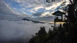 Menikmati Keindahan Negeri di Atas Awan dari Puncak Bangku Ciamis