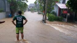 Tembok Pembatas Jebol, Perumahan Nuansa Asri Cinangka Terendam Banjir