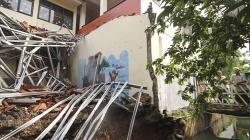 Perpustakaan Sekolah SDN 4 Beji Depok Ambruk akibat Hujan Deras