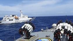 Foto Kapal China Dihalau KRI Tjiptadi-381 Masuk Wilayah RI di Laut Natuna