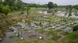 Penampakan Makam TPU Tanah Kusir Terendam Banjir